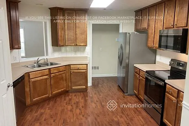 555 Wellington Ln — Photo 3