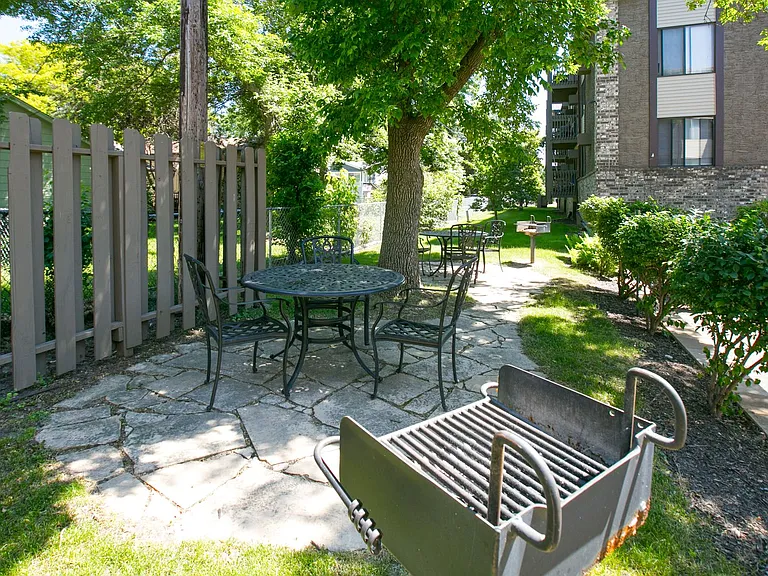 Xerxes Manor Apartments — Photo 29