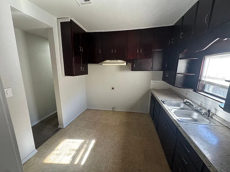109 E St NE — Photo 5