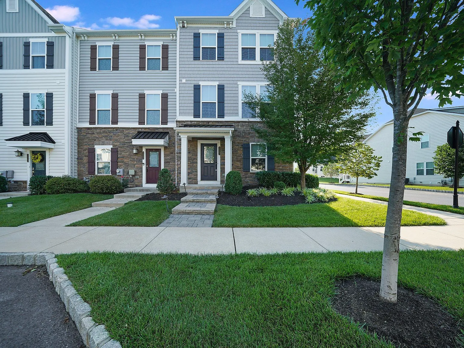 3 bed, 2040 sqft, $3,775 — Photo 1