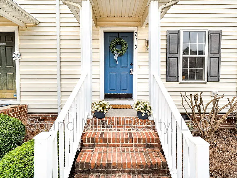 2 bed, 1.5 bath, 1004 sqft, $1,525 — Photo 2