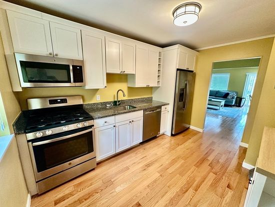 6 Bayberry Dr APT 4, Sharon, MA 02067