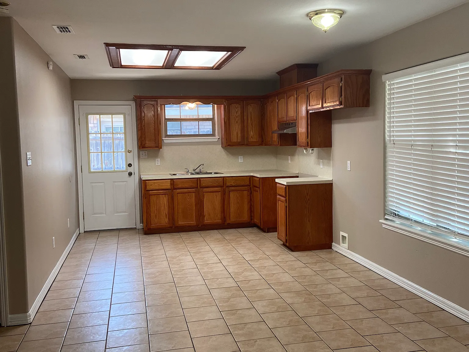 2 bed, 925 sqft, $750 — Photo 1