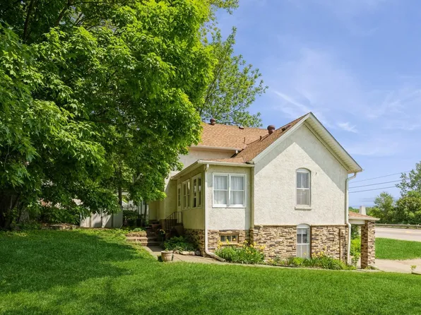 122 Woodland Dr, Chaska, MN 55318