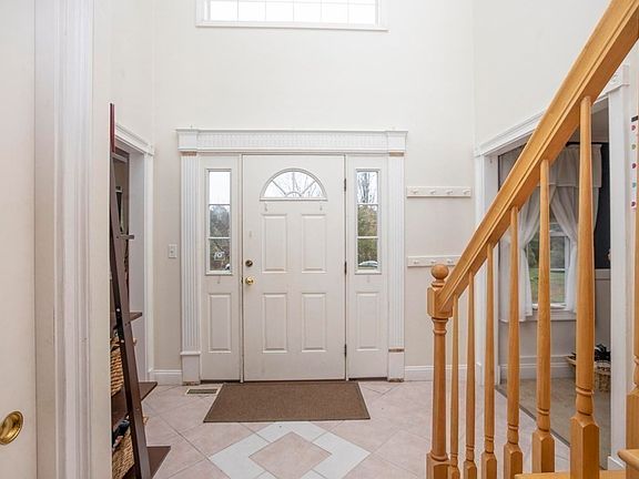 5th image of 6 Winterberry Hill Ln