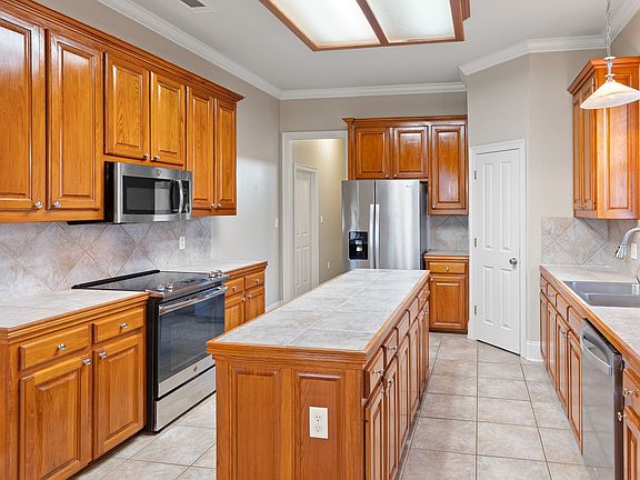 2nd image of 10741 Hillmont Ave