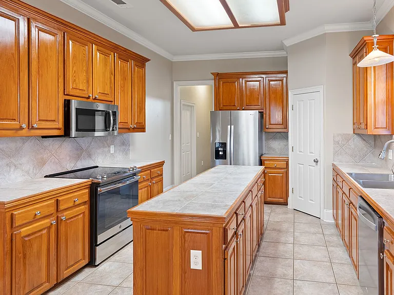 10741 Hillmont Ave — Photo 2