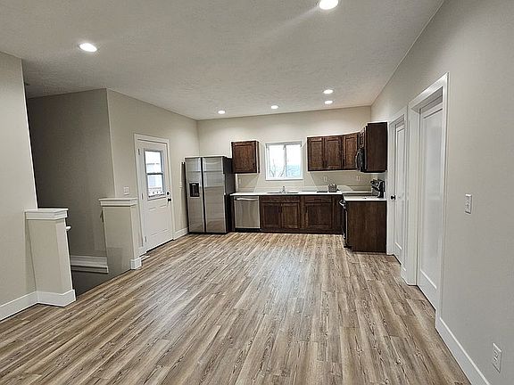 3rd image of 510 Isabella St