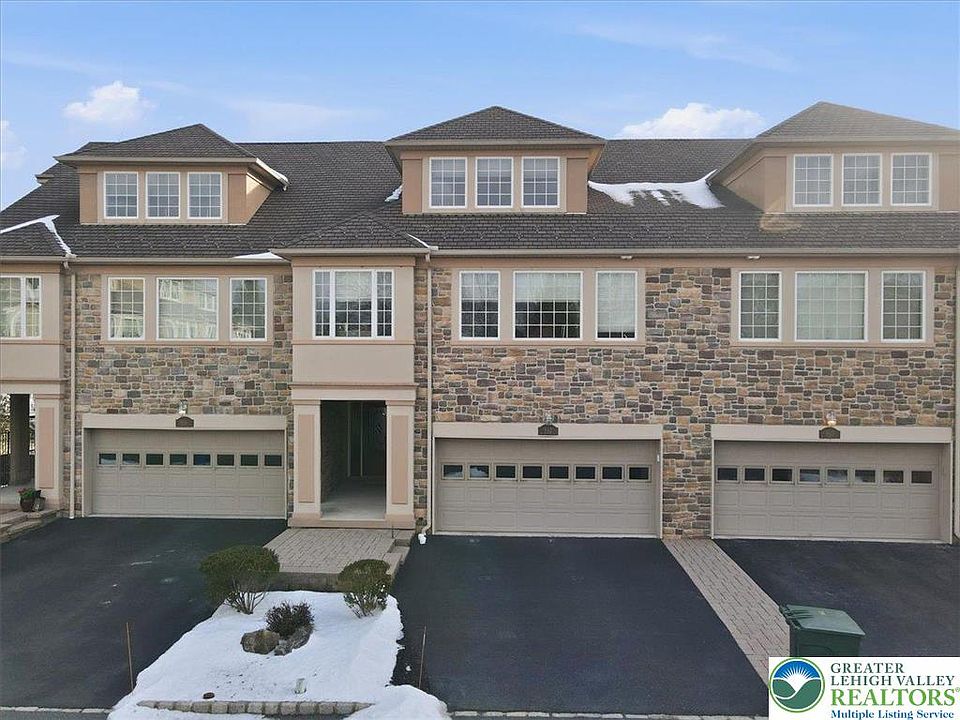 1st image of 942 Greenhouse Dr #5B