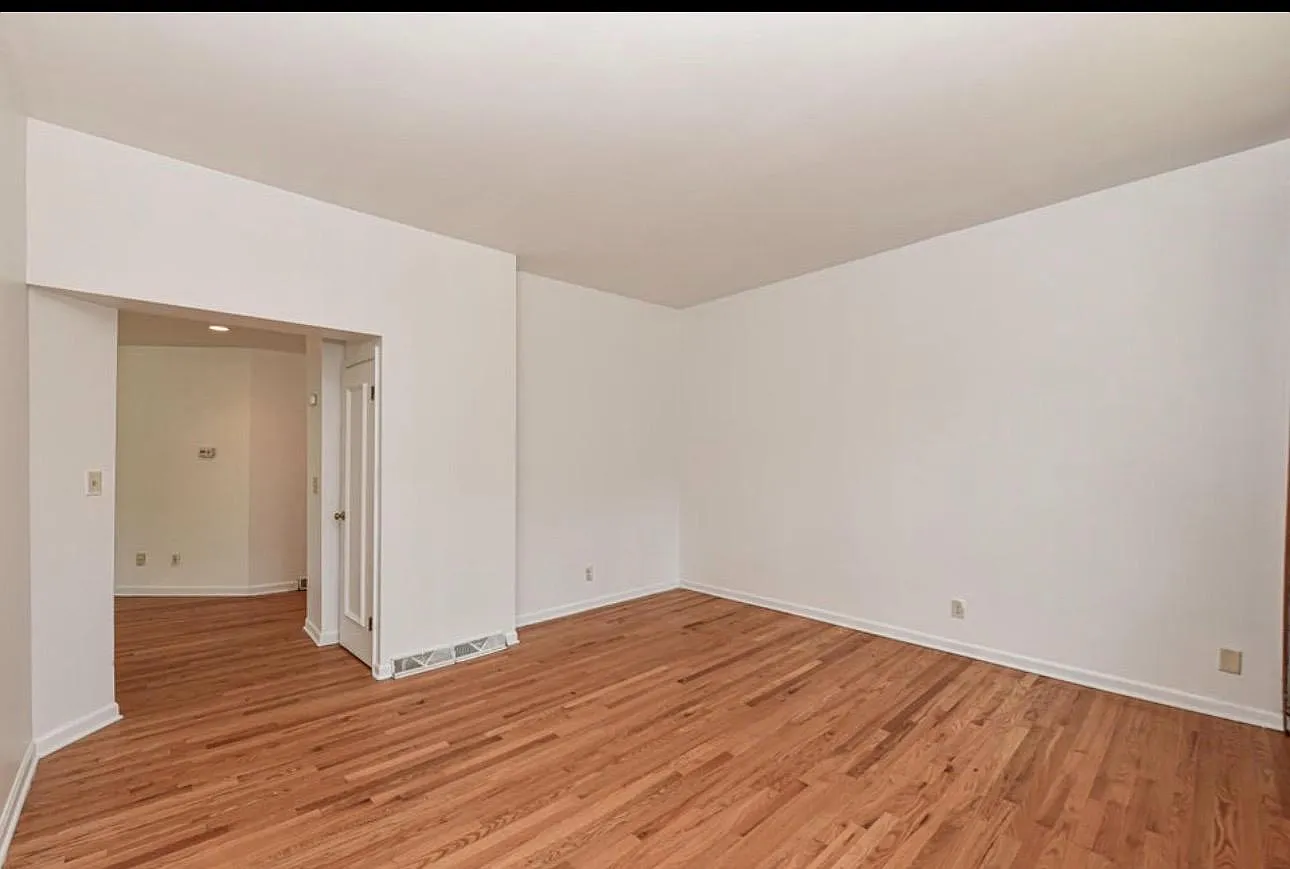 2315 N Oakland Ave - LOWER/A — Photo 3