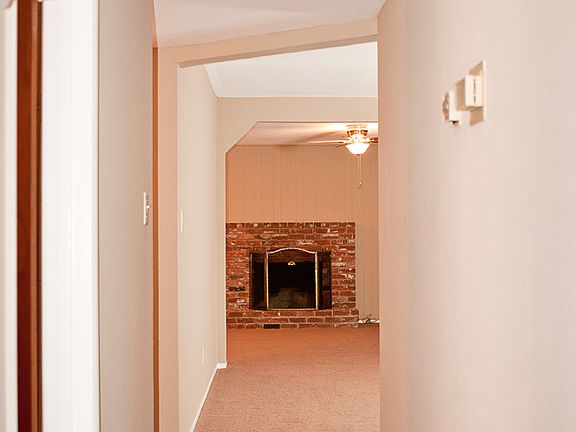 4th image of 4095 N Briarwood Ave