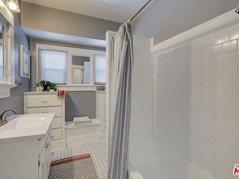 3871 S Hobart Blvd — Photo 20