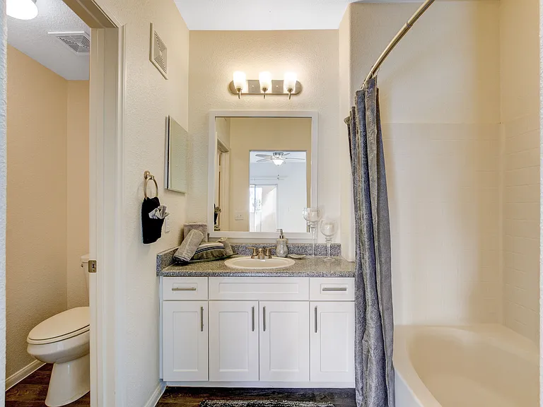 La Villa Estates Apartments — Photo 11