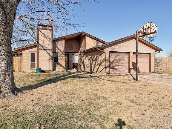 4th image of 745 Royal Ln