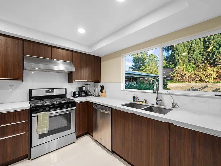 416 Camaritas Dr — Photo 27