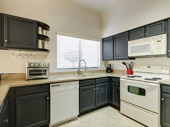 3rd image of 3809 N Rosewood Ave