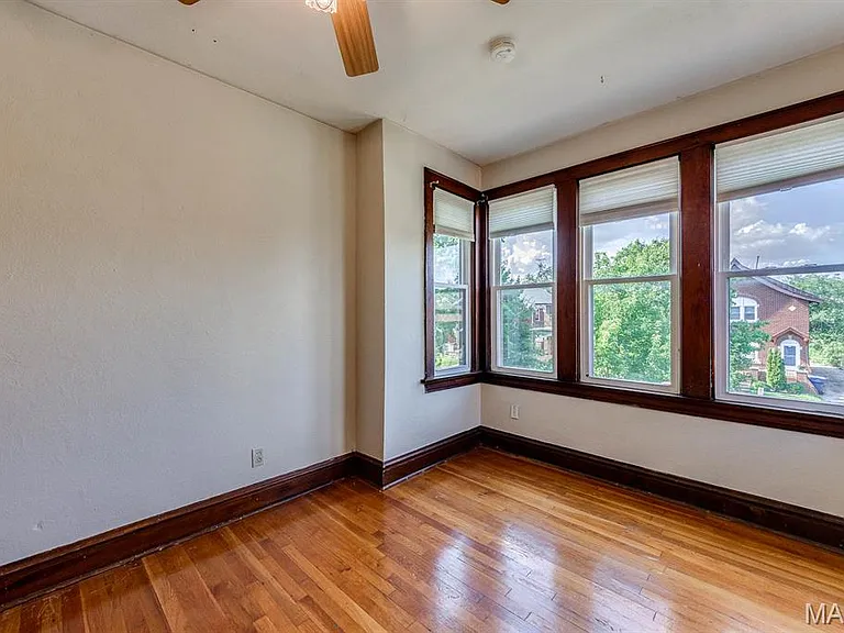 5058 Winona Ave — Photo 32