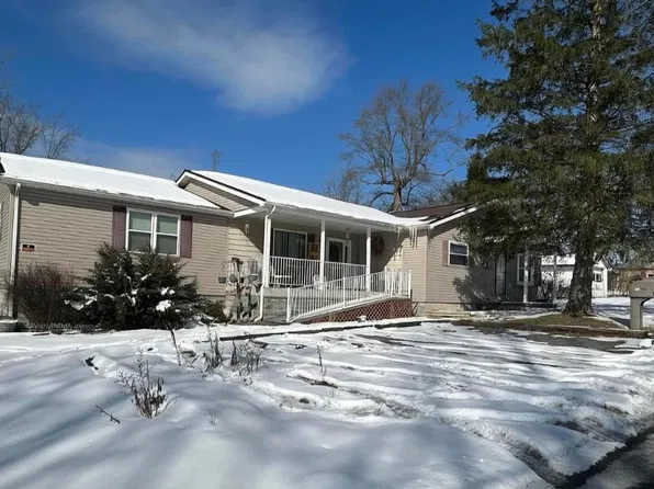 100 Rakes St, Oak Hill, WV 25901