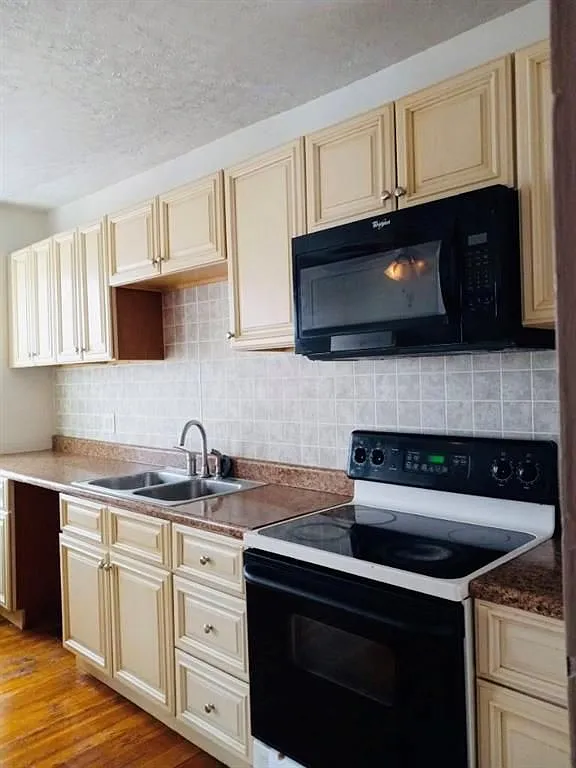 2 bed, 1.0 bath, 1188 sqft, $1,850 — Photo 2