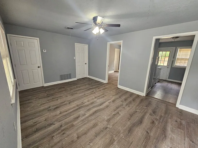 2107 NW Baltimore Ave — Photo 2