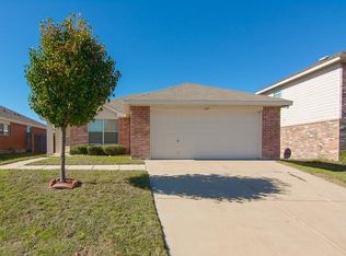 621 Woodpecker Ln, Fort Worth, TX 76108