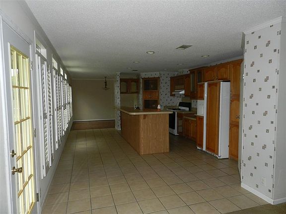 5th image of 10307 Glenwood Dr