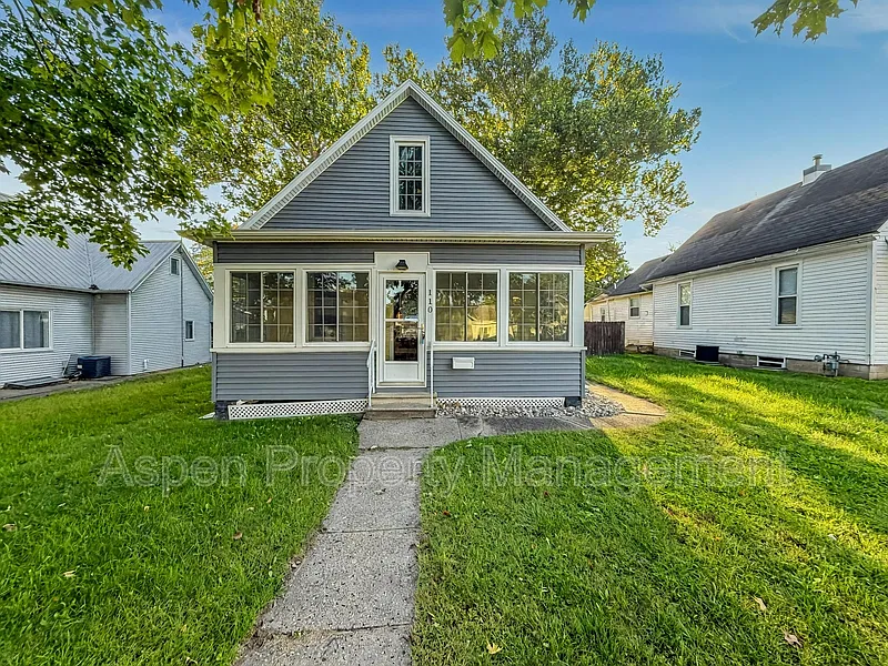 3 bed, 1.0 bath, 1942 sqft, $1,300 — Photo 2
