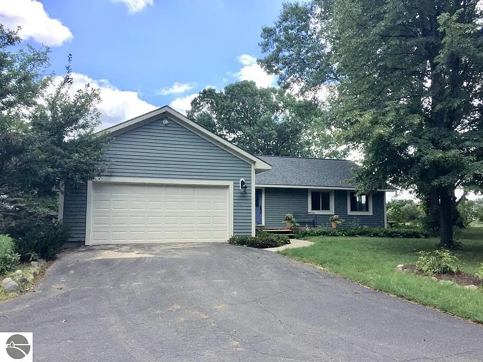 9252 N Latson Rd photo 1