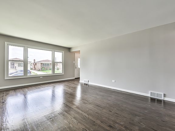 4th image of 386 Marquette Ave