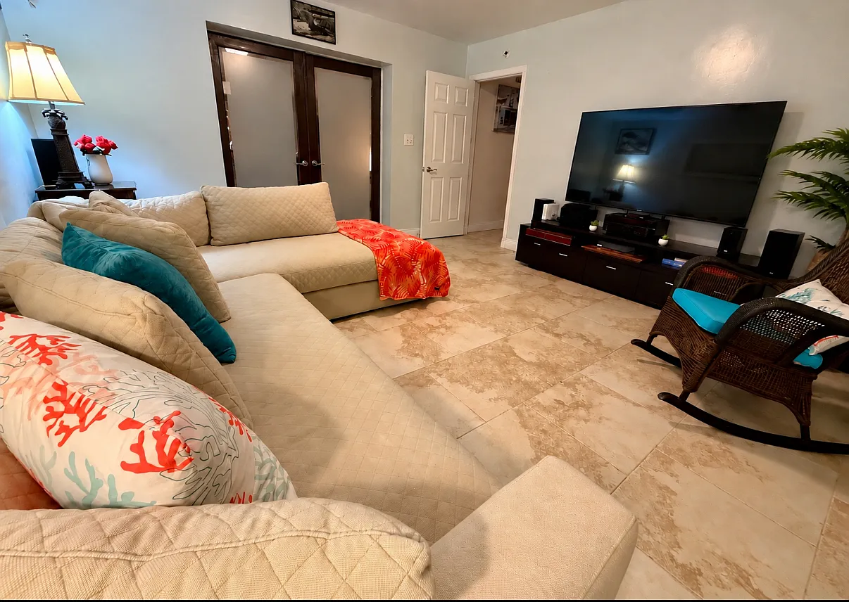 4 bed, 1995 sqft, $12,900 — Photo 2