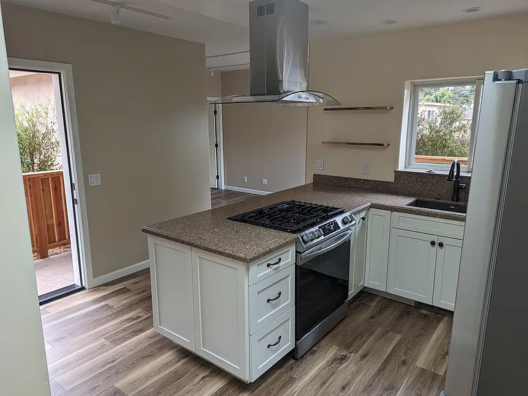 1090 Wanda Ave #B — Photo 4