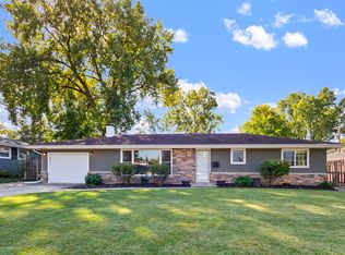 908 Bridle Ln, Wheaton, IL