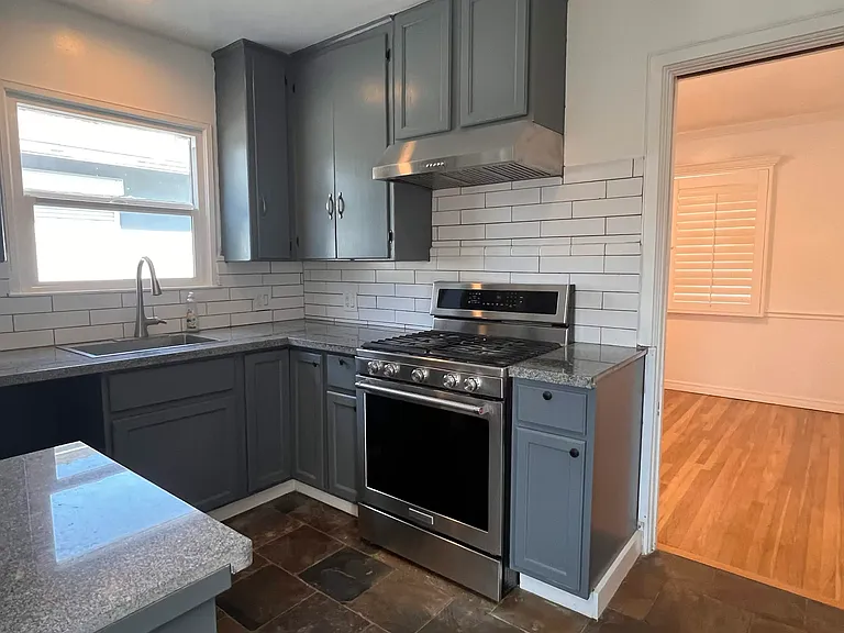 3206 W 179th St — Photo 3