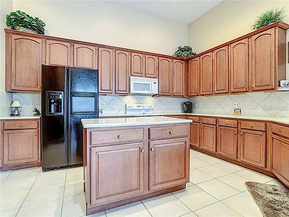 3rd image of 10530 Holly Crest Dr