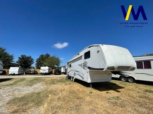 642 10th St #23, Floresville, TX 78114
