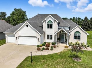 2120 Deer Lodge Dr, Fort Wayne, IN