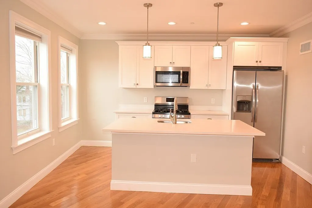 2 bed, 1.5 bath, 900 sqft, $2,850 — Photo 2