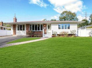 7 Copperbeech Rd, Saint James, NY 11780