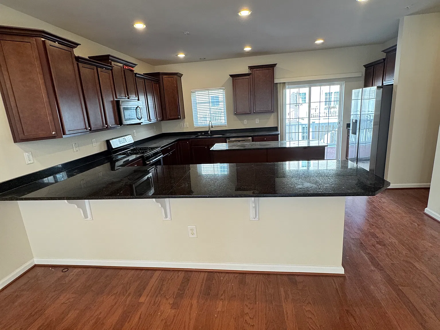 4 bed, 3.5 bath, 2480 sqft, $3,300 — Photo 4