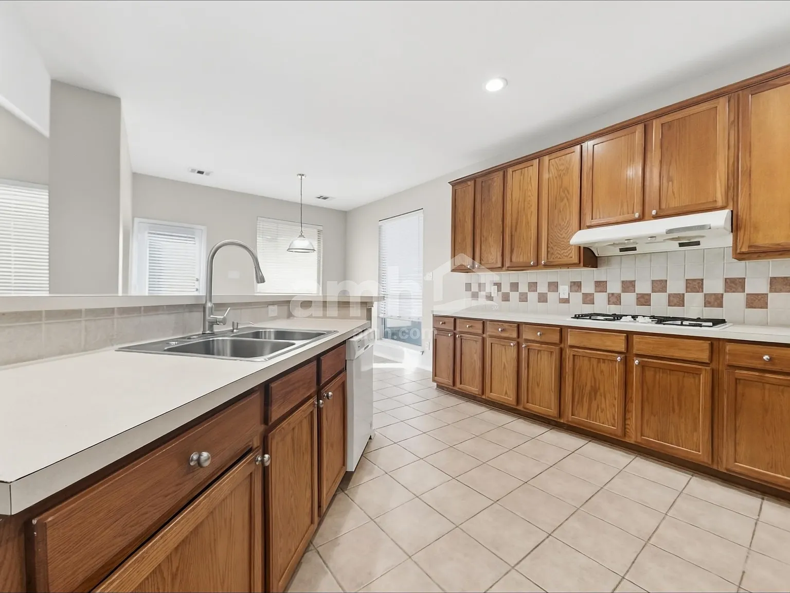 3 bed, 2.5 bath, 2800 sqft, $2,600 — Photo 3