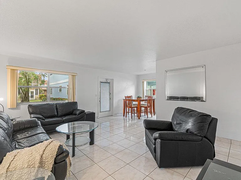 260 Brittany Ave #F — Photo 9