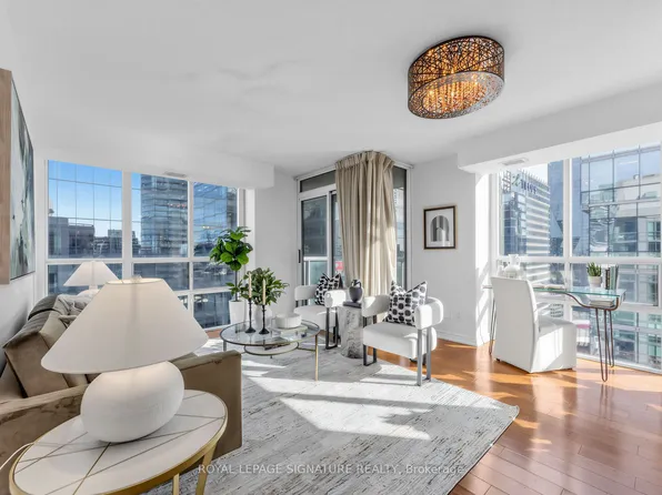 30 Grand Trunk Cres #3906, Toronto, ON M5J 3A4