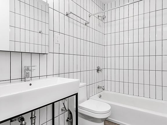 4th image of 589 Metropolitan Ave #2