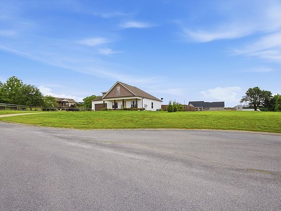 4th image of 14 Farm View Cir