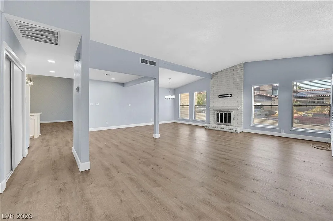 4 bed, 2.0 bath, 1946 sqft, $2,695 — Photo 2