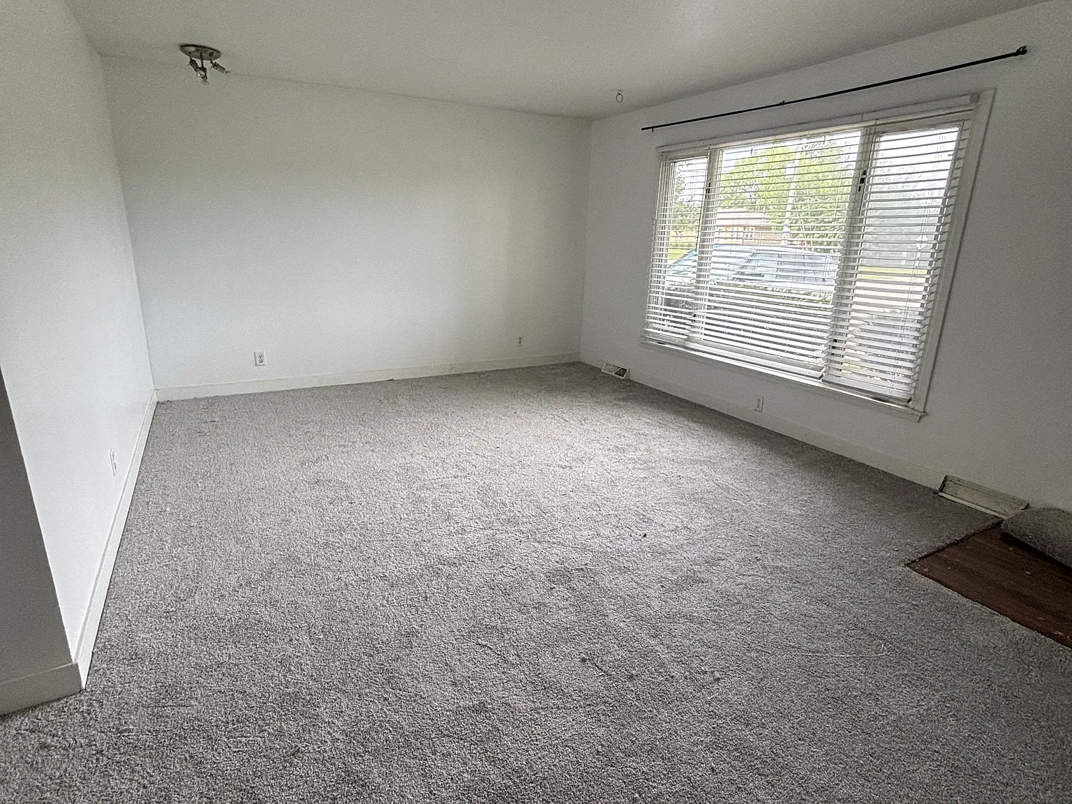 3 bed, 1000 sqft, $2,200 — Photo 2