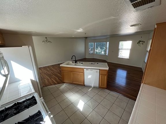 3rd image of 1144 Walnut St Unit 4