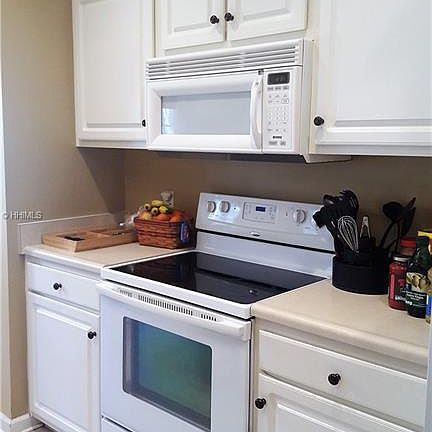 3rd image of 10 Victoria Square Dr