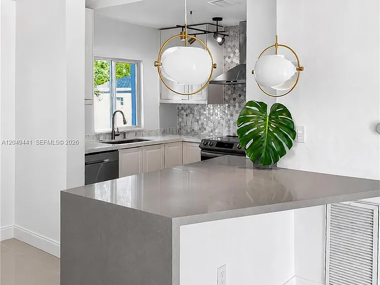 525 NE 63rd St #4 — Photo 9