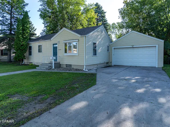 1421 Oak St, Grand Forks, ND 58201